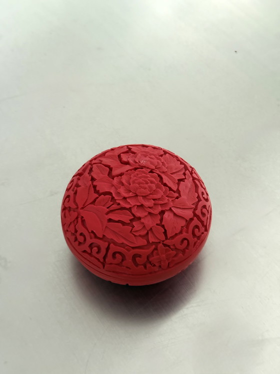 Image 1 of Chinesische rote Schachtel mit Zinnoberholzdeckel