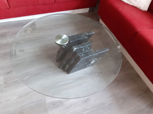 Tavolino con piano in vetro e base in marmo
