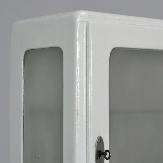 Armadietto a muro bianco con anta in vetro smerigliato, Armadi a muro, Legno, Vintage (foto 6 di 11)