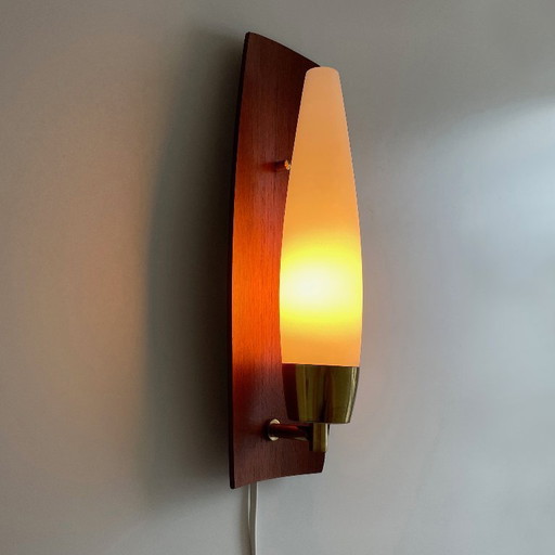 Lámpara de pared moderna de mediados de siglo, diseño escandinavo vintage, de teca.