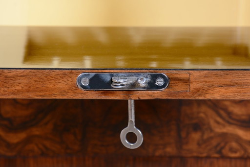 Carrello di servizio Art Déco restaurato, in noce, rilucidato, di fabbricazione ceca, anni '20. (photo 2 of 17)
