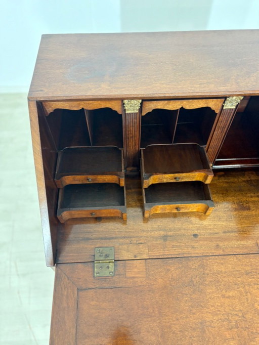 Secretair bureau in Engelse koloniale stijl, mahoniehouten kast, antiek, circa 1900.