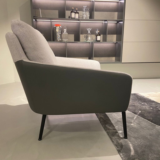 Poltrona Jon di Rolf Benz con pouf