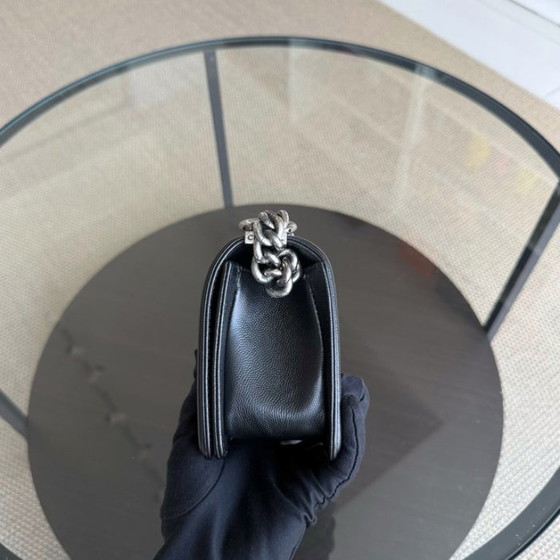 Image 1 of Chanel Boy Small - Pelle di vitello martellata trapuntata color caviale, finiture in rutenio argentato.