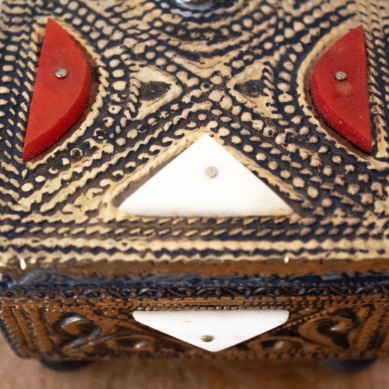 Image 1 of Boîte d'art populaire marocain aux tons or, rouge et blanc