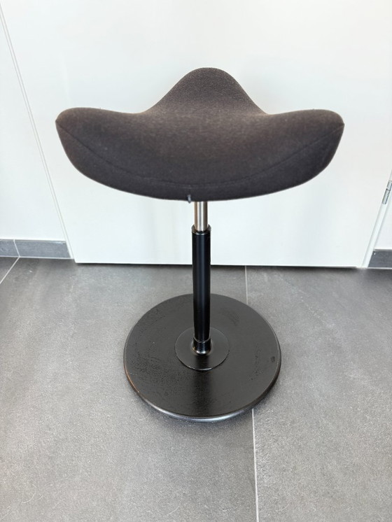 Image 1 of Stokke | Varièr Move met zwarte zitting | ergonomische bureaukruk