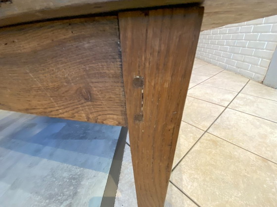 Image 1 of Tavolino rustico da caffè in rovere massello con 1 cassetto, circa 1930