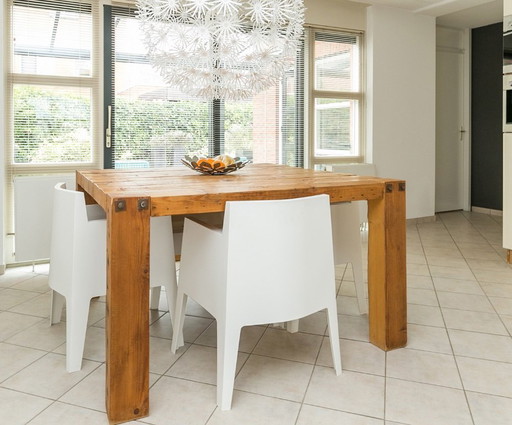 Großer, robuster Esstisch 140 x 140 cm