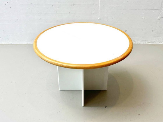 Image 1 of Tavolo da pranzo rotondo bianco, allungabile in legno massiccio