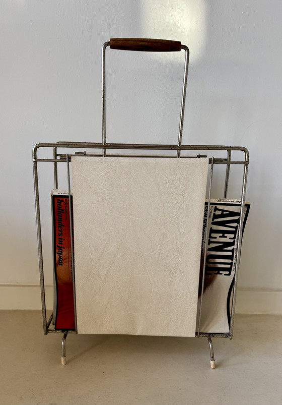 Image 1 of Elegante portariviste Mid-Century in similpelle color crema e filo d&#39;acciaio cromato