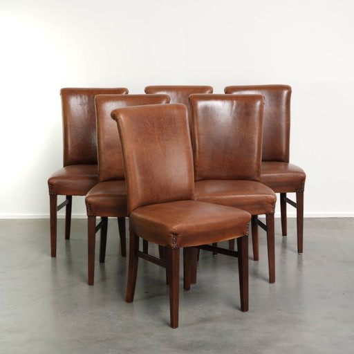 6x Begeerlijke schapenleren eetkamerstoel in een mooie cognac kleur met een mooi patina