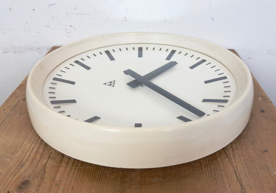 Image 1 of Grande orologio da parete industriale in bachelite di Pragotron, anni '60