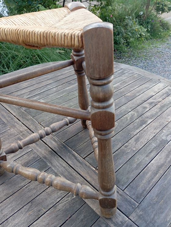Image 1 of Dreibeiniger Hocker aus geschnitztem Massivholz, Sitzfläche aus Stroh, Neo-Baskischer Stil, Frankreich