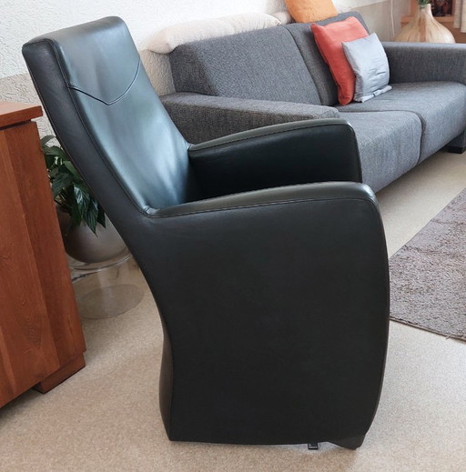 Elegant black leather Leolux armchair, model Lapita.