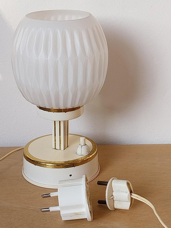 Vintage tafellamp met geribbelde opaline kap, Tafellampen, Glas, Metaal, Gold (foto 3 van 6)