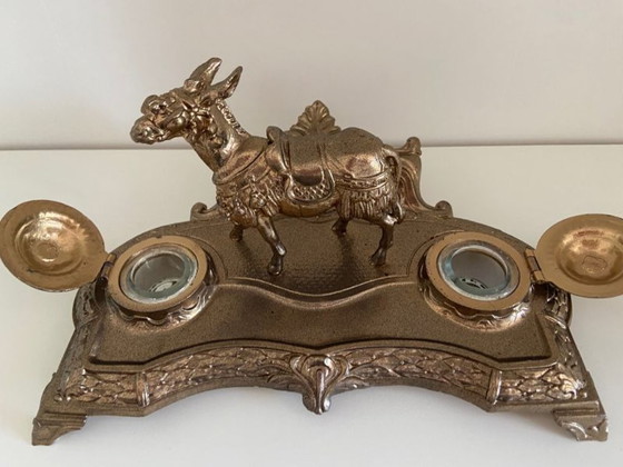 Image 1 of Écritoire à Double Encriers Modèle Atypique Métal Doré Patiné Décor Mulet Orient