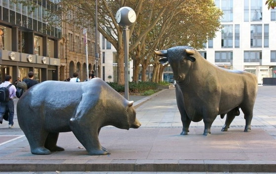 Image 1 of Borsa dell'orso statua in bronzo Börsenplatz a Francoforte in Germania