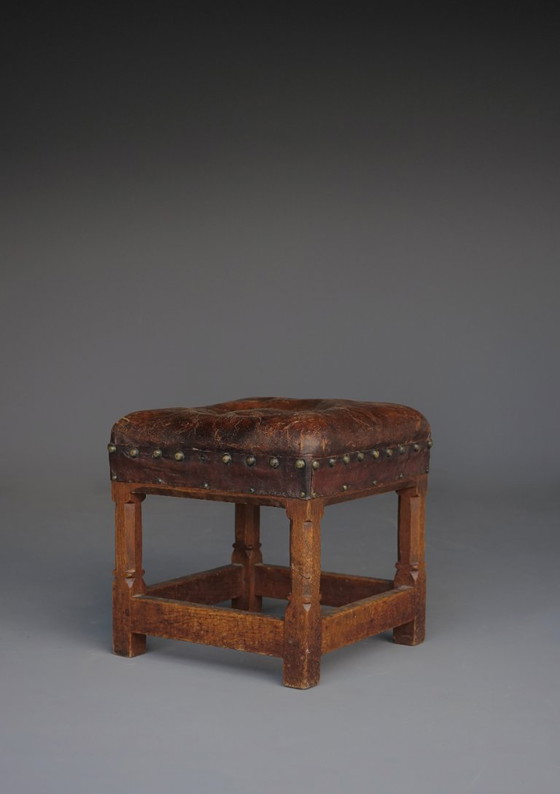 Image 1 of Kleine leren kruk van Gordon Russell voor Russell & Sons. 1920s