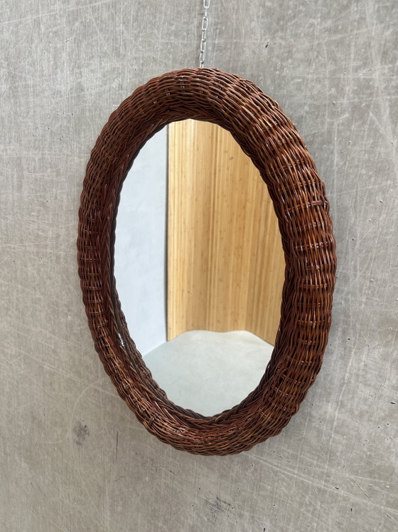 Image 1 of Miroir ovale vintage en rotin - années 70