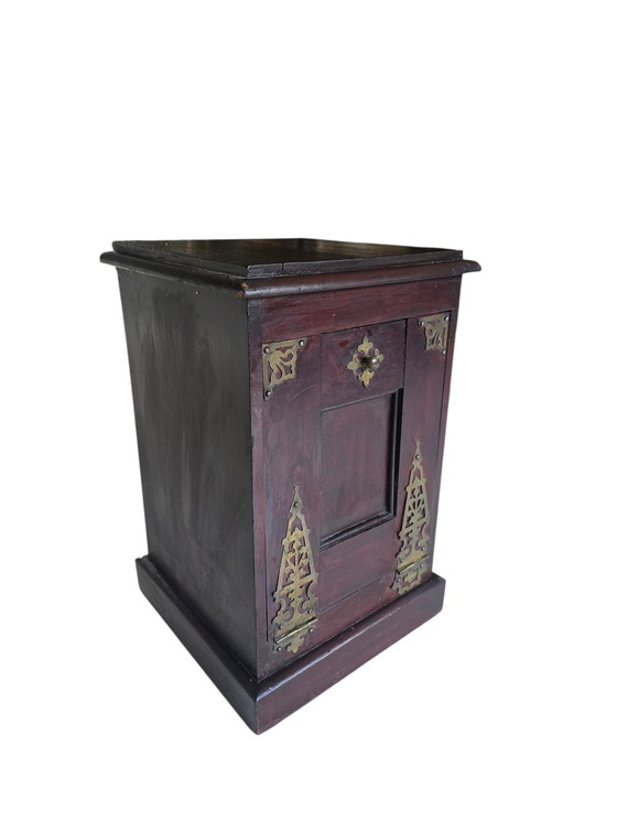 Image 1 of Coffre à charbon ancien en bois avec ferrures en laiton – plein de charme