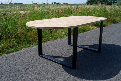 Table de salle à manger industrielle en chêne - forme de pilule