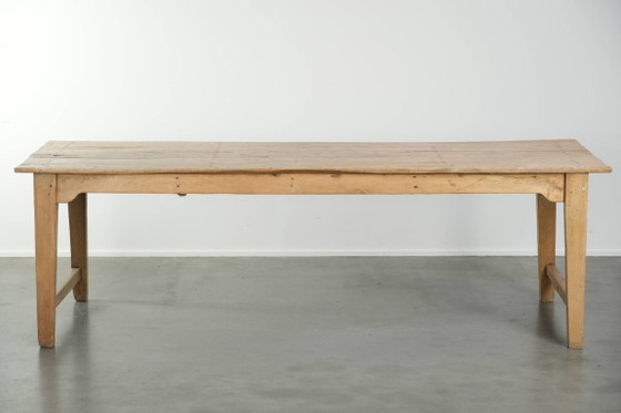 Image 1 of Wunderschöner antiker Esstisch aus Kiefernholz im Landhausstil für 6 bis 8 Personen in einer schönen hellen Farbe.