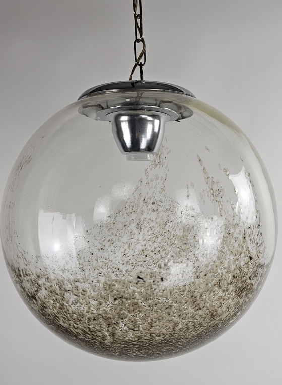 Image 1 of Grande suspension sphérique en verre italien moucheté de gris doré