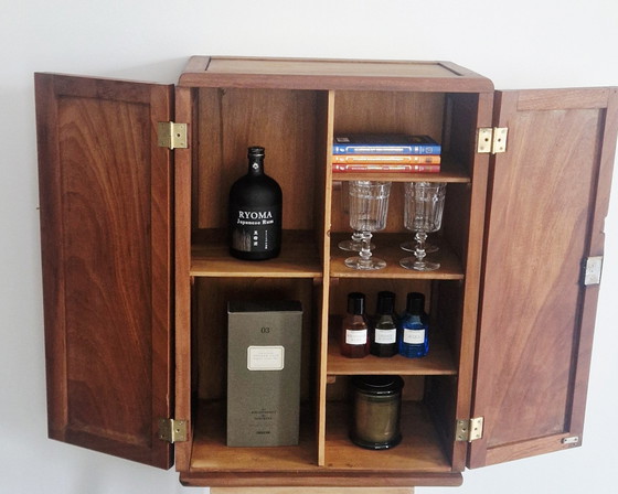 Image 1 of Ambachtelijke kast uit de jaren 50 - Massief mahonie en messing beslag