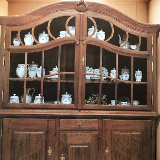 Image 1 of Traditionele Ambachtelijke Vitrine kast met gebogen deuren met antieke raampjes 