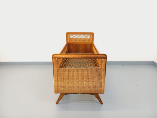 Vintage babybedje uit de jaren 60, gemaakt van eikenhout en rotan.