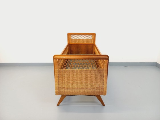 Image 1 of Lit bébé vintage en bois de chêne et rotin des années 60