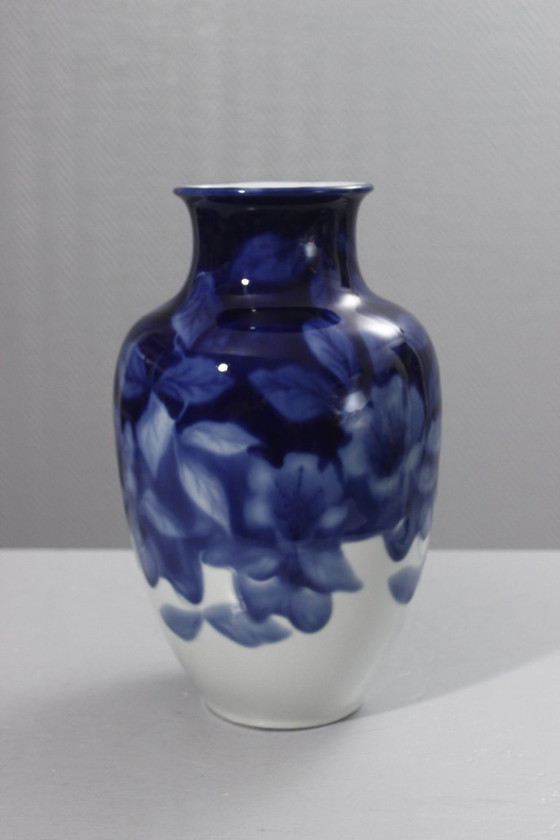 Image 1 of Camille Tharaud in Limoges - Grote vaas met kobaltblauwe bloemversiering op porselein, 35 cm