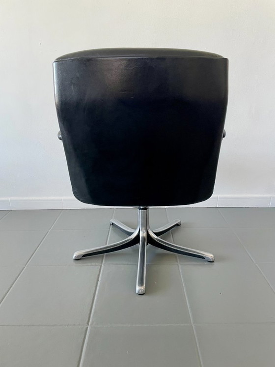 Image 1 of Poltrona modello P126, disegnata da Osvaldo Borsani per la prestigiosa azienda italiana Tecno S.p.A. nel 1966.