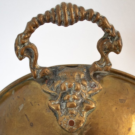Image 1 of Bol ancien en bronze français du XIXe siècle, orné de poignées et de griffes de lion.