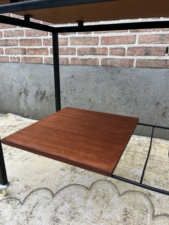 Image 1 of Mueble estéreo antiguo de teca con estructura de metal negro y ruedas giratorias.