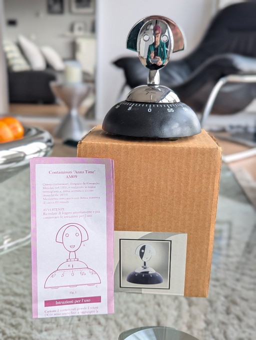 Timer da cucina Alessi “Anna Time” – Design dell’era spaziale – Alessandro Mendini (1999) – Design italiano