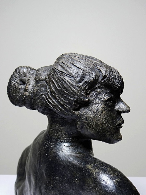 Image 1 of Keramikbüste einer Frau aus dem 20. Jahrhundert, ein nicht identifiziertes Kunstwerk.