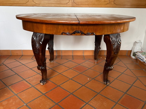 Mesa de comedor redonda extensible con patas de madera talladas