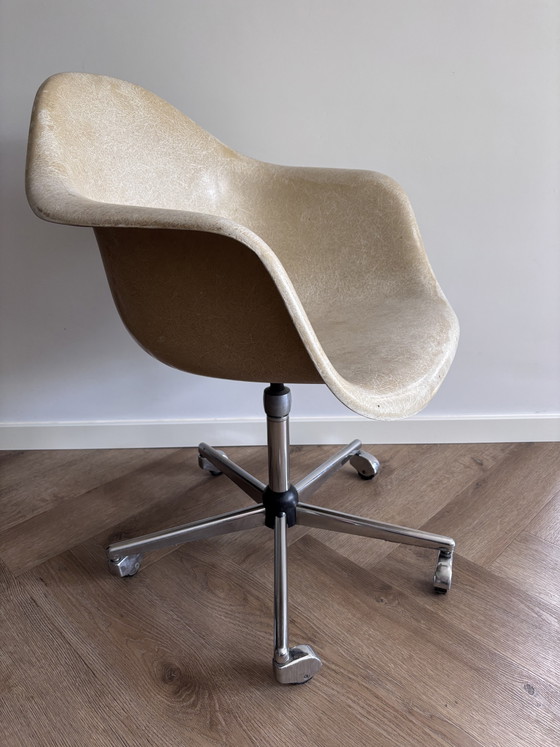 Image 1 of prachtige vintage Eames Fiberglass Armchair van Herman Miller, ontworpen door het iconische ontwerpersduo Charles en Ray Eames