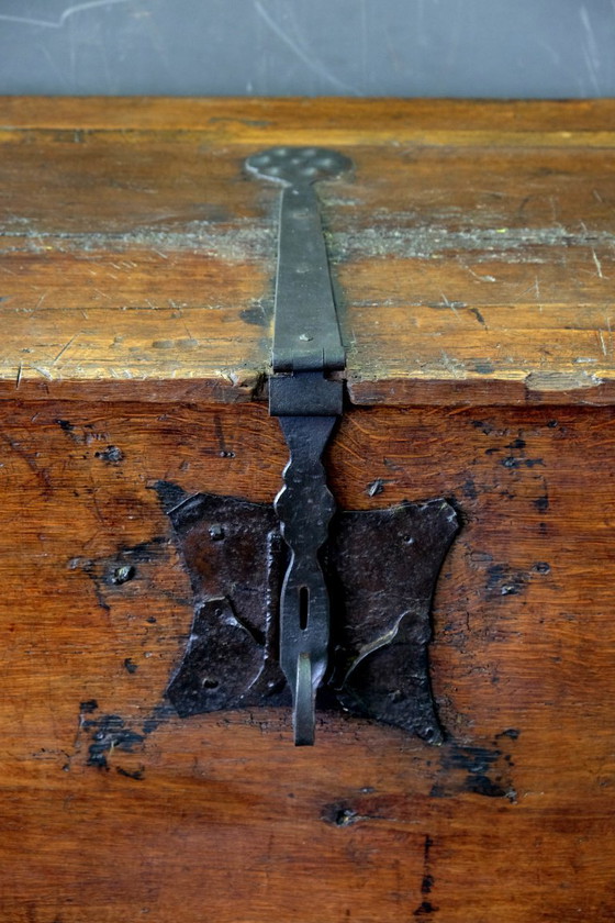 Image 1 of Duitse Stollentruhe eind 16e eeuw