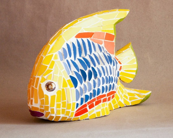 Image 1 of Visfiguur gemaakt met trencadís-mozaïek. Vis. Gaudí. Barcelona. Versierde vis. Nieuw.