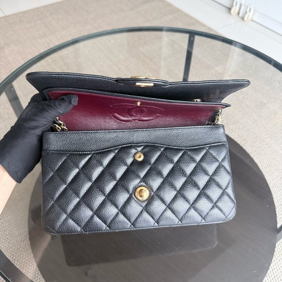 Image 1 of Chanel Classic Flap Medium - Caviar 25CM Gewatteerd generfd kalfsleer Zwart Goudkleurige hardware