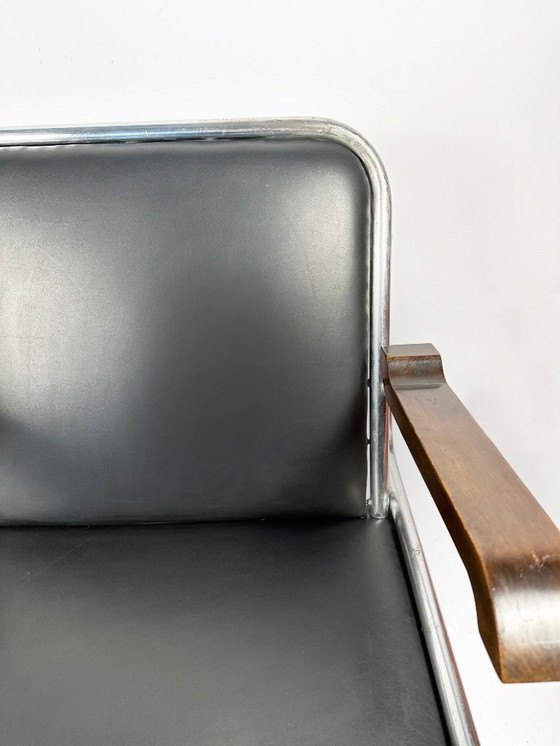 Image 1 of Een paar Bauhaus-fauteuils met cantileverconstructie uit de jaren 1930-1940 – buisvormig staal, houten armleuningen