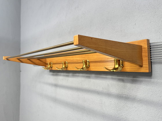 Image 1 of Appendiabiti vintage di metà secolo: legno e ottone, design senza tempo