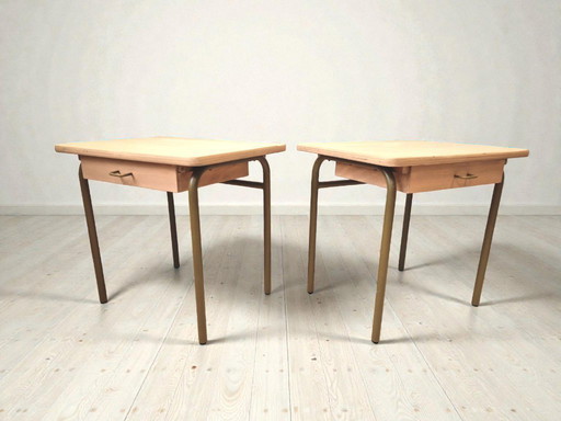 Coppia di comodini in metallo ocra e legno