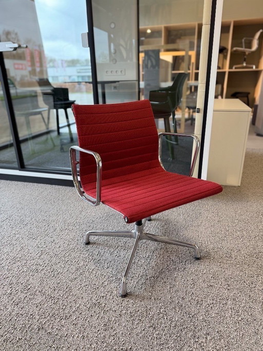 Chaise Vitra EA107 Eames en aluminium Hopsak rouge reconditionnée (25 exemplaires disponibles)