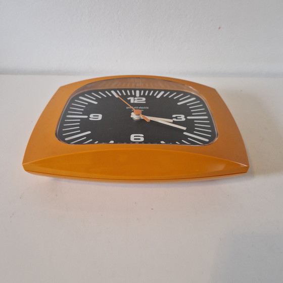 Image 1 of Jaren 70 oranje vintage klok wandklok good old electric clock