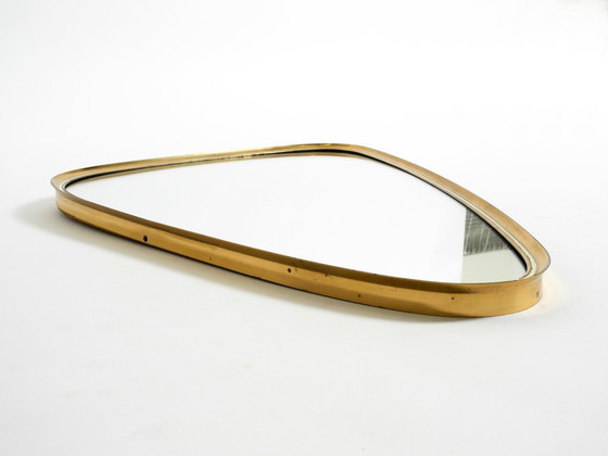Image 1 of Beautiful heavy mid-century brass kidney-shaped wall mirror from Münchner Zierspiegel