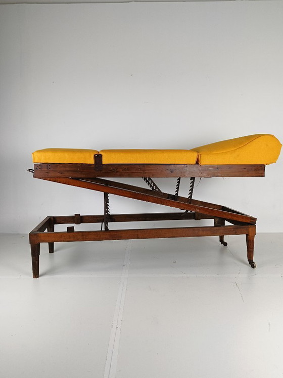 Image 1 of Cama de hospital militar inglesa antigua