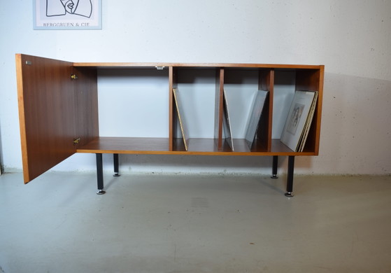 Image 1 of Vintage teakhouten vinylplatenkast/dressoir in mid-century stijl.